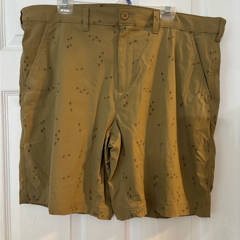 Men's Eddie Bauer casual Bermuda shorts with pockets zipper arrow detail olive g